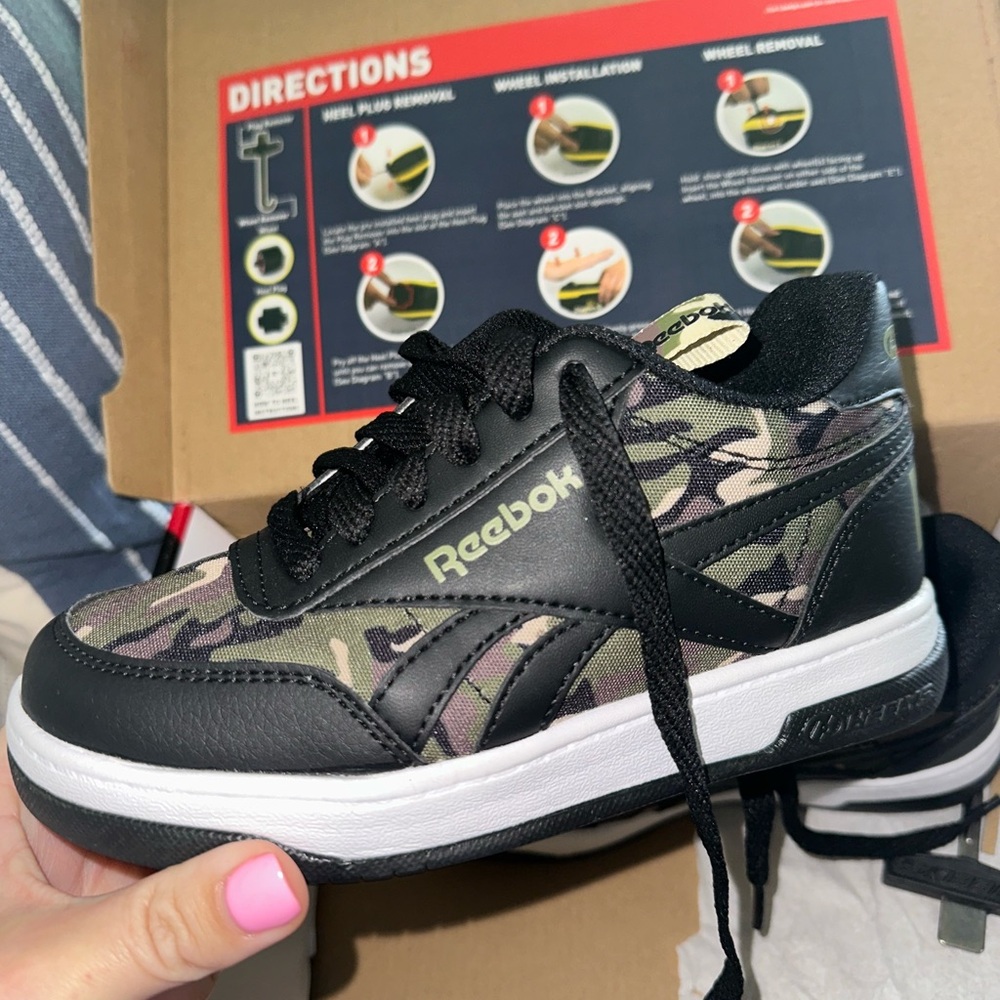 Reebok Heelys camo/black youth size 13C